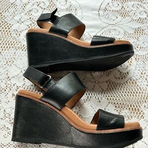 Gentle Souls by Kenneth Cole Gisele Black Leather Wedge Sandals Size 7M -EUC